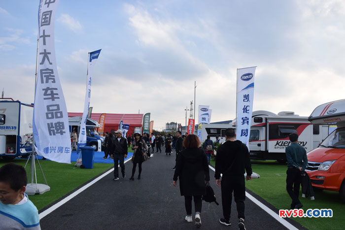 房車亮相第五屆中國汽車（房車）露營大會露營裝備及房車展覽會