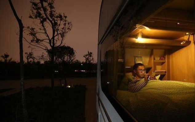 32歲成都小伙7年攢30萬 不買房子買房車 看遍天下風景