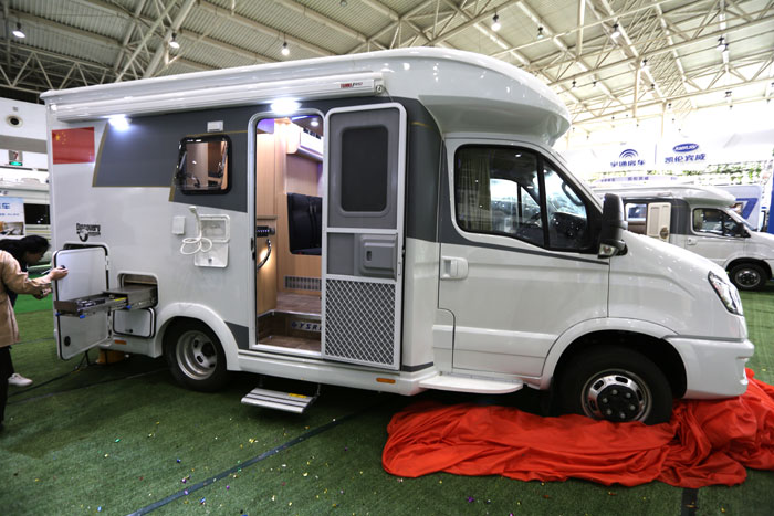 雅升新款依維柯小額頭C型房車北京發布