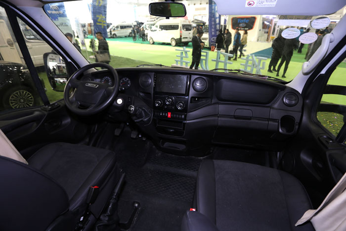 雅升新款依維柯小額頭C型房車北京發布