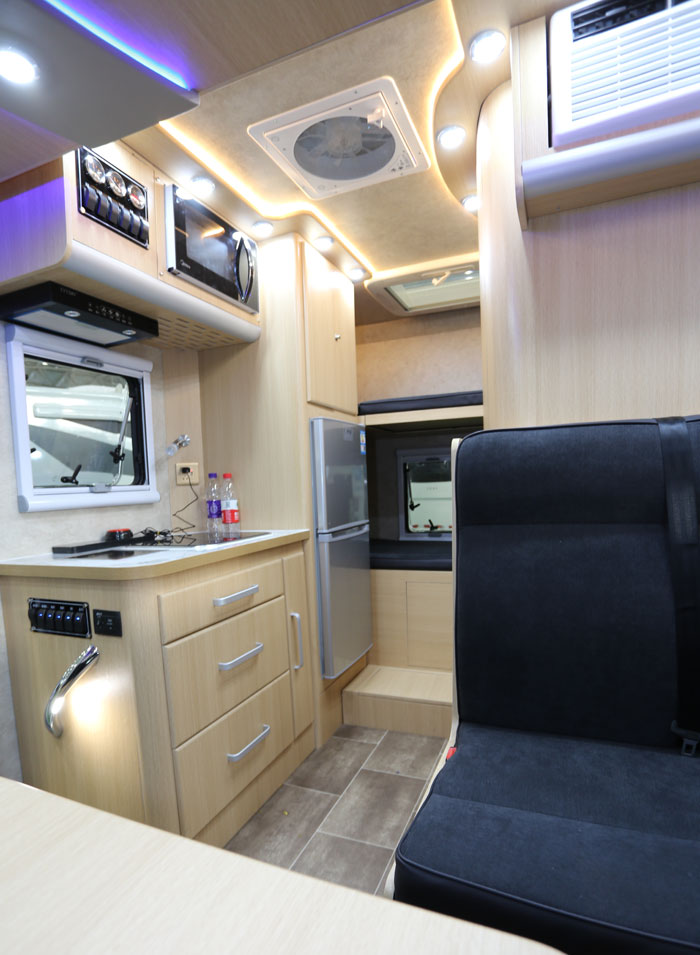 雅升新款依維柯小額頭C型房車北京發布