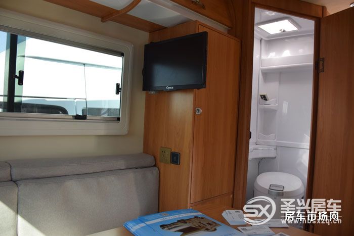 國六標(biāo)準(zhǔn)皮卡房車將上市，內(nèi)部?jī)蓮埓蟠玻尿?qū)可選自動(dòng)擋