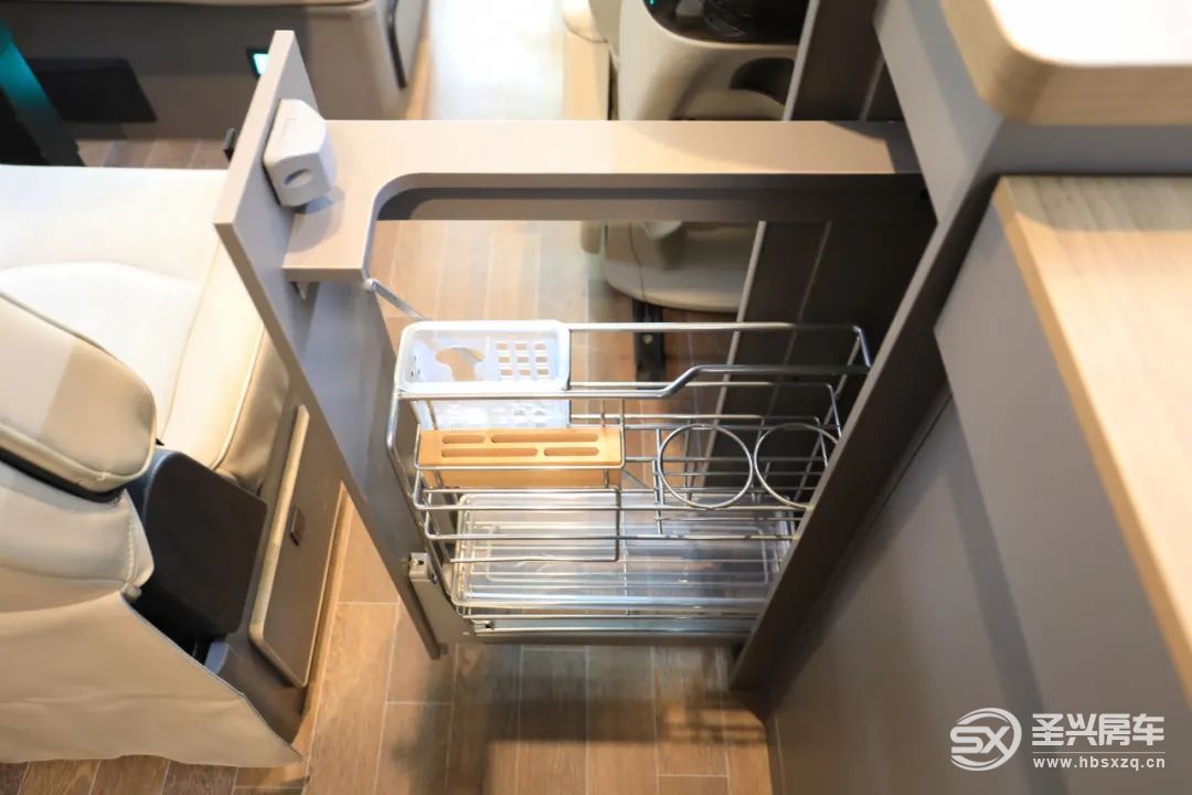 無拓展大空間/設(shè)計精細(xì)的房車，才是長途旅行必備-17.jpg