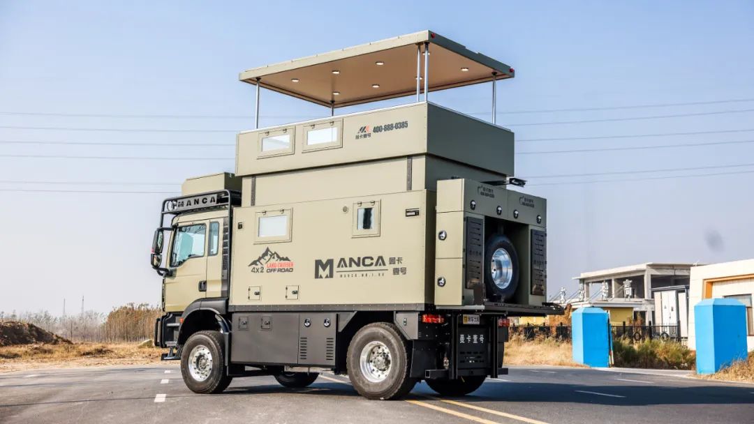 什么操作？硬升頂再配飛橋？曼卡壹號(hào)居然設(shè)計(jì)了一款美式家裝的重卡房車-2.jpg