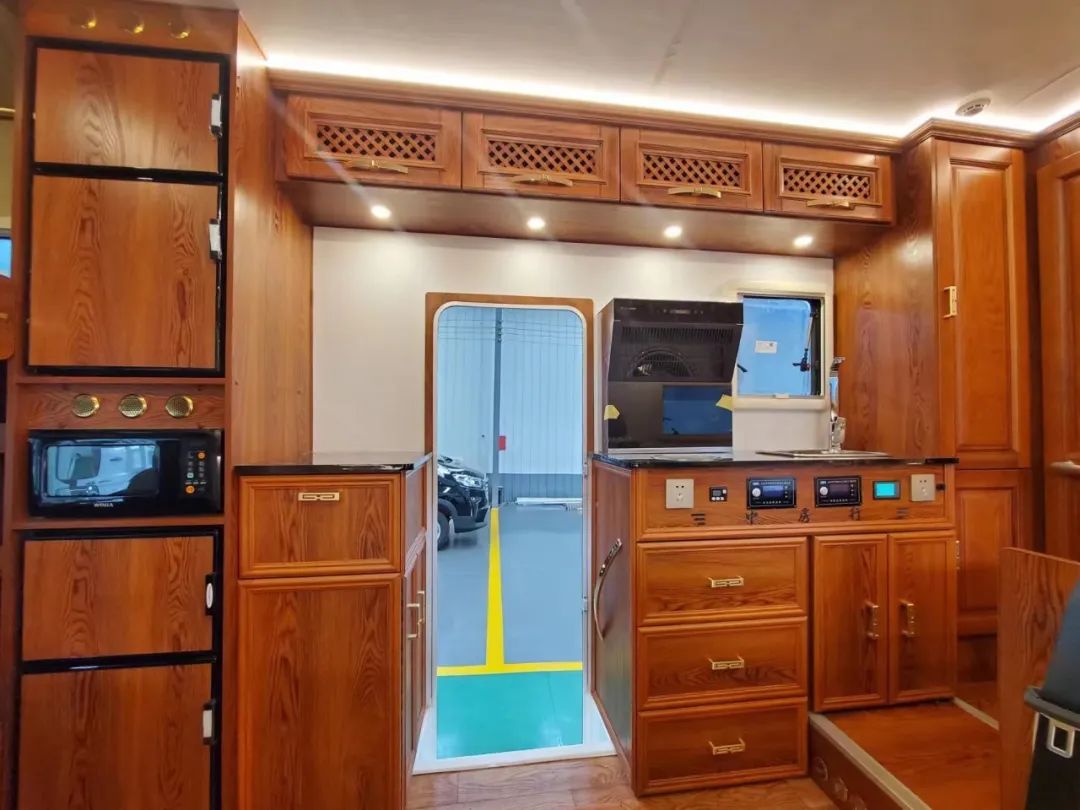 輕卡C型房車，實(shí)木內(nèi)飾，同時(shí)具備超大廚房區(qū)，支持48伏系統(tǒng)，支持個(gè)性化定制-5.jpg